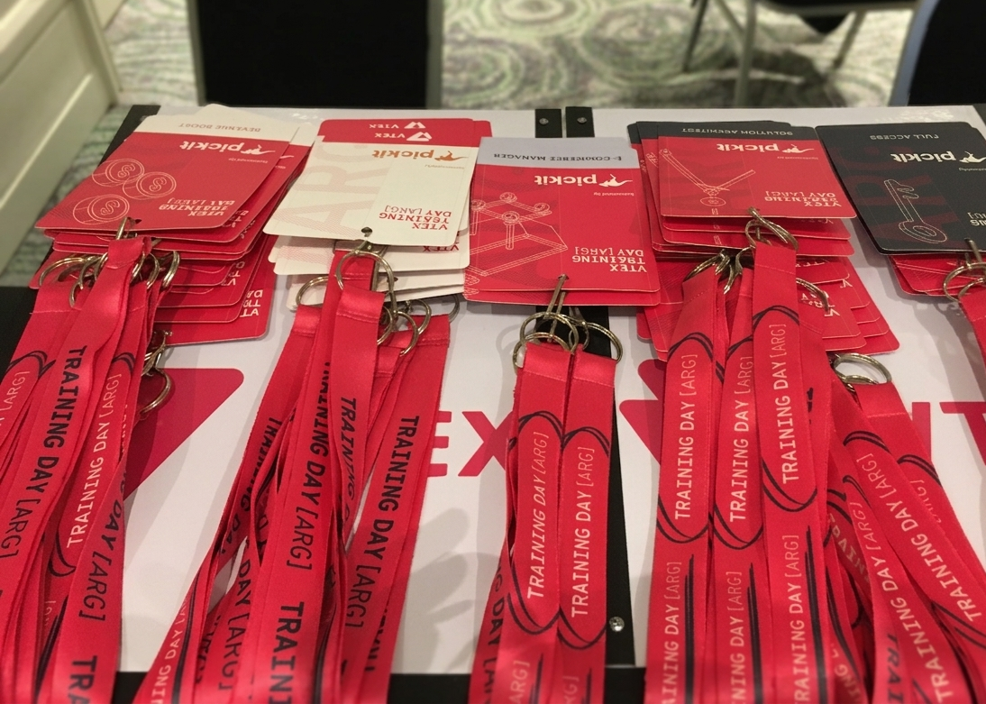 Lanyards personalizados con marca del evento y sponsors para feria empresarial